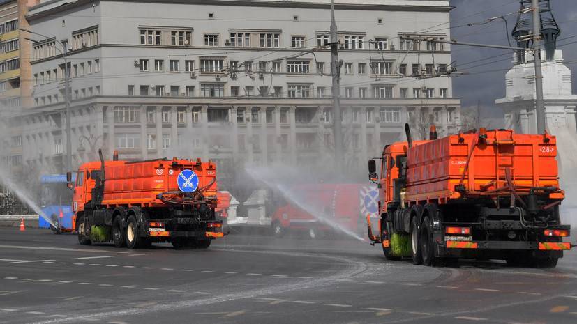 В Москве продезинфицировали подъезды жилых домов и дороги