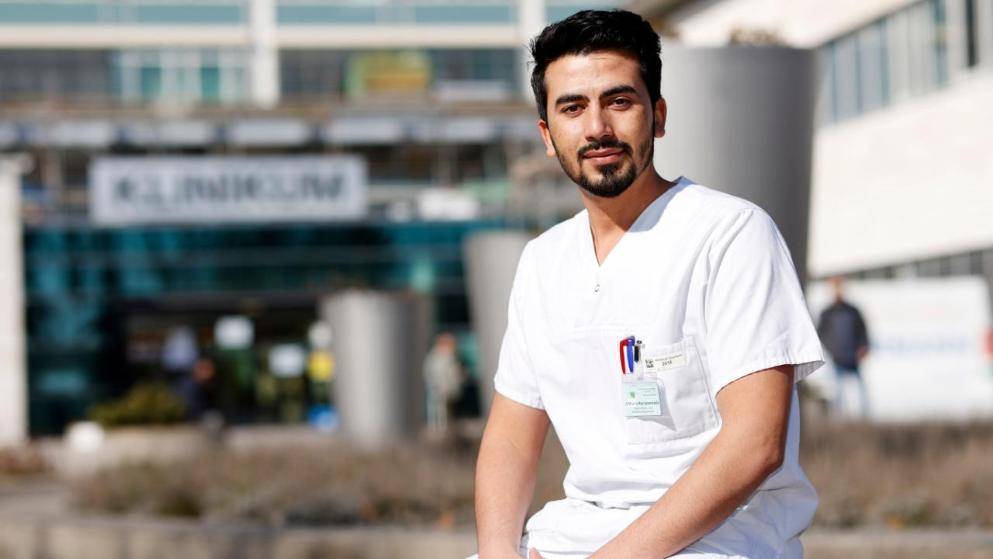 Афганский беженец помогает немецким врачам бороться с коронавирусом