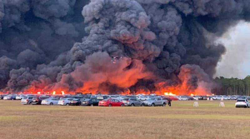 Во Флориде около аэропорта в масштабном пожаре сгорело более 3500 автомобилей (фото)