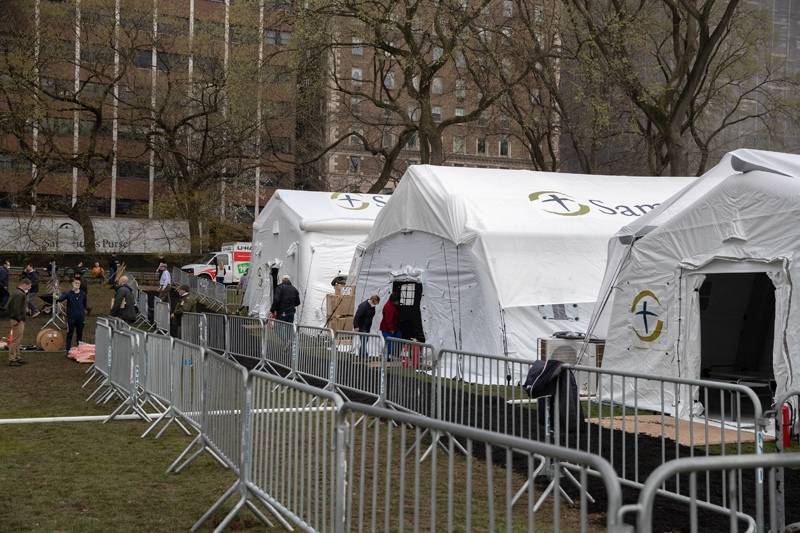 "Хоронить в парках": власти Нью-Йорка готовят братские могилы для жертв COVID-19