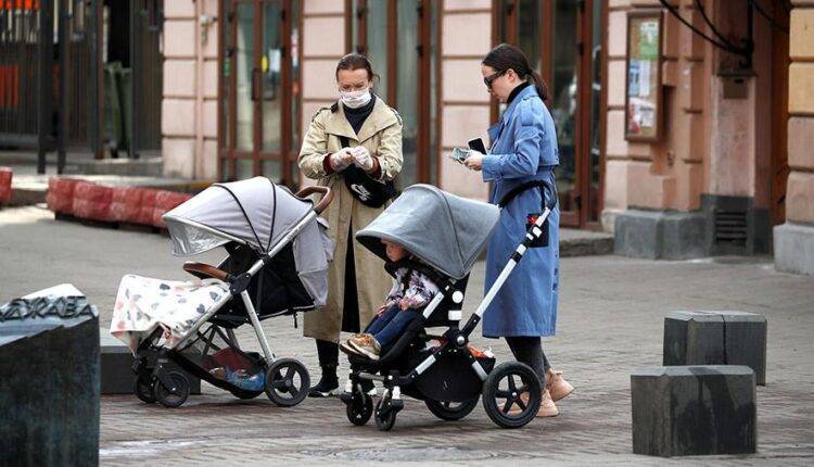 На поддержку семей с детьми выделят около 200 млрд рублей