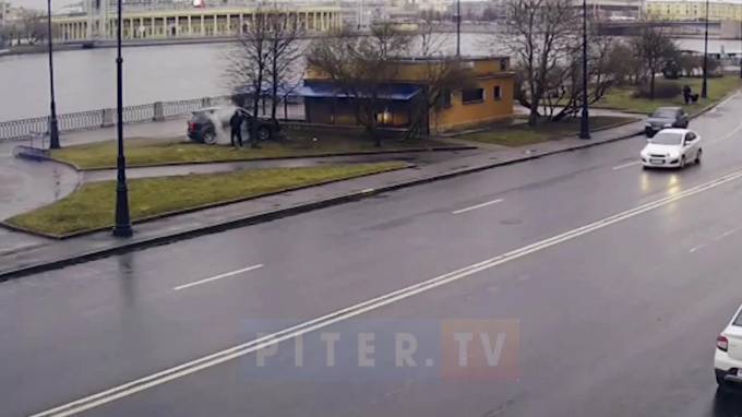 Странное ДТП на набережной Макарова попало на видео