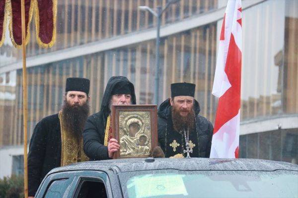 Власти Грузии призвали верующих молиться дома
