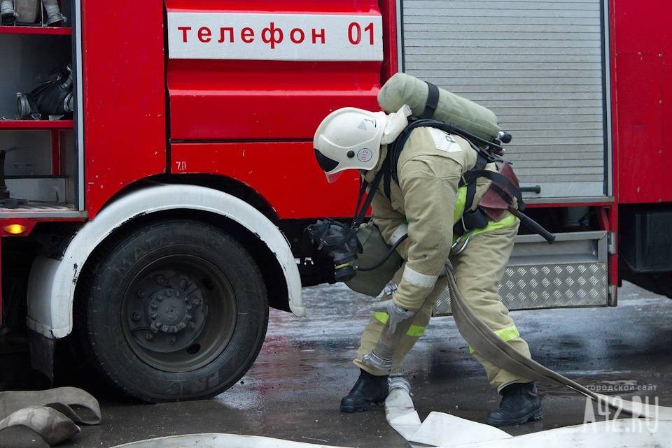 Более 20 сотрудников МЧС тушили крупный пожар в кемеровском микрорайоне