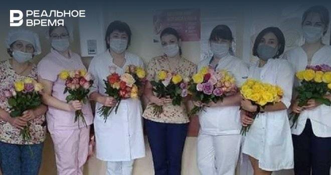 Предпринимательница из Нижнекамска подарила врачам детской больницы цветы