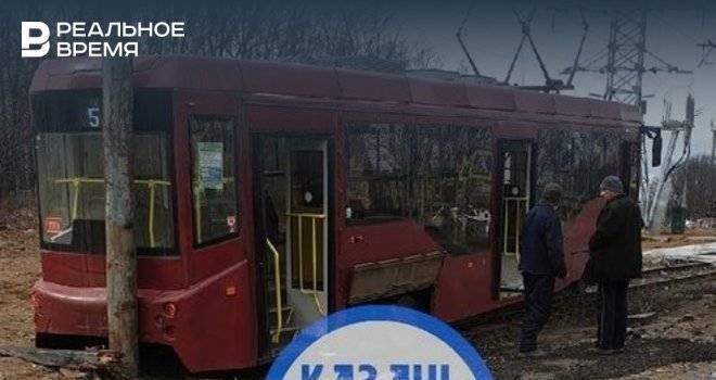 В Казани трамвай сошел с рельсов и врезался в столб