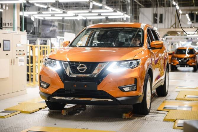 Nissan и Toyota продлили приостановку производства автомобилей в России