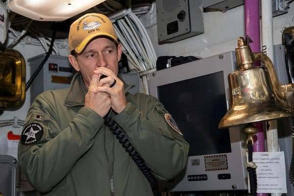 Страсти по коронавирусу на авианосце США: извинения уволенному капитану