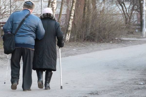 Работающим пенсионерам в Петербурге вернут проездные на транспорт