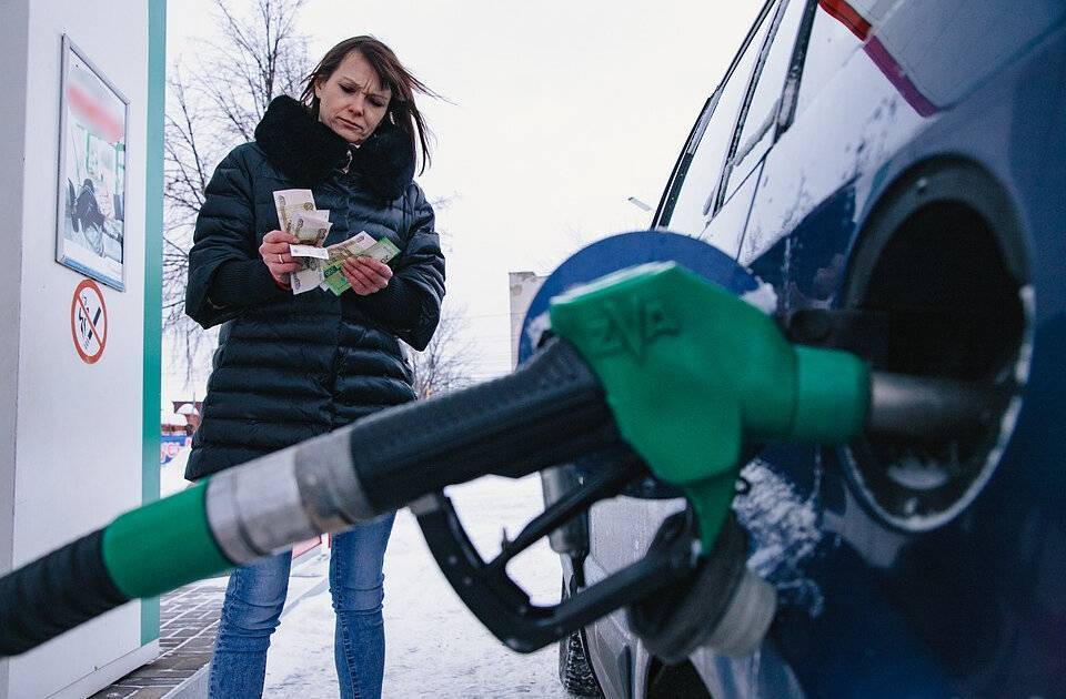 Российское правительство решило не давать водителям дешевый бензин