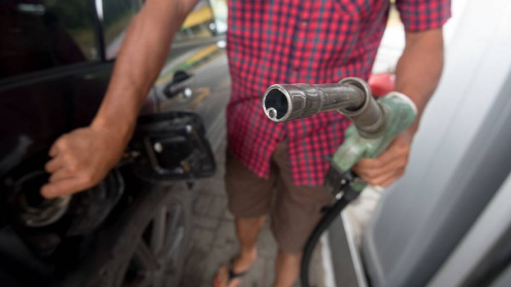 Российский эксперт рассказал, чем может обернуться снижение цен на бензин