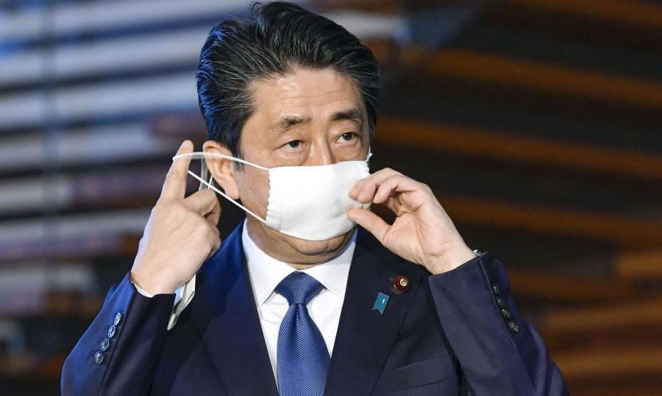 Премьер Японии объявил ЧС в семи префектурах страны из-за коронавируса