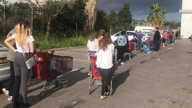 Израильтяне в панике перед карантином: у магазинов выстроились гигантские очереди