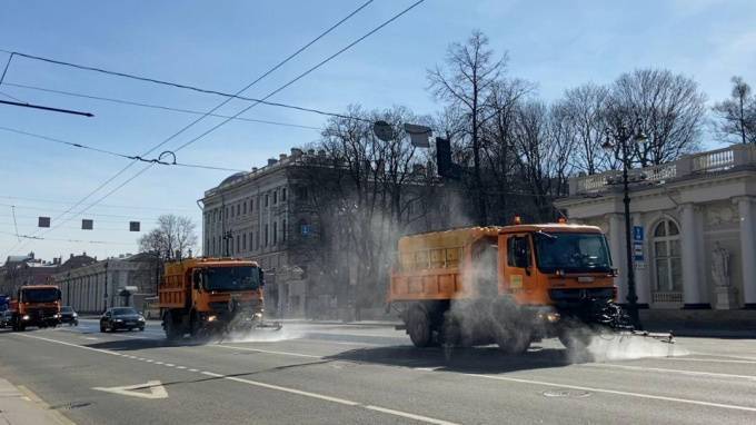 В Смольном показали, как дезинфицируются петербургские улицы