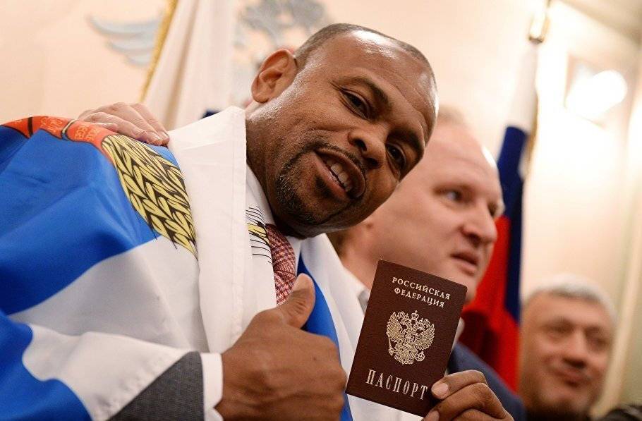 Кабмин внес законопроект, позволяющий иностранцам иметь в России двойное гражданство