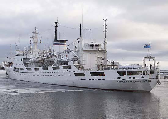 Спецсудно ВМФ России прибыло в море Дюрвиля: поход в Антарктиду