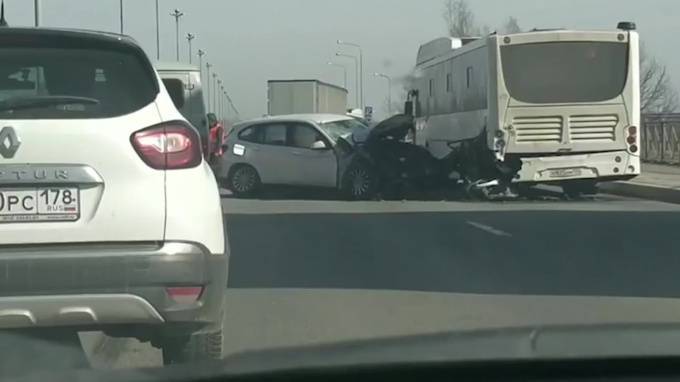 Водителя "БМВ" госпитализировали после ДТП с фурой и автобусом на Пулковском шоссе