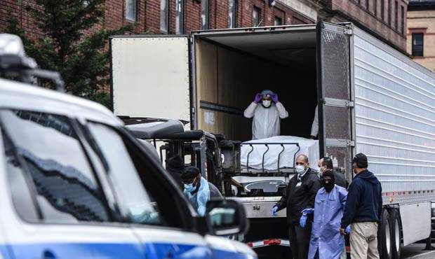 Власти Нью-Йорка не исключили захоронения жертв коронавируса в «братских могилах»