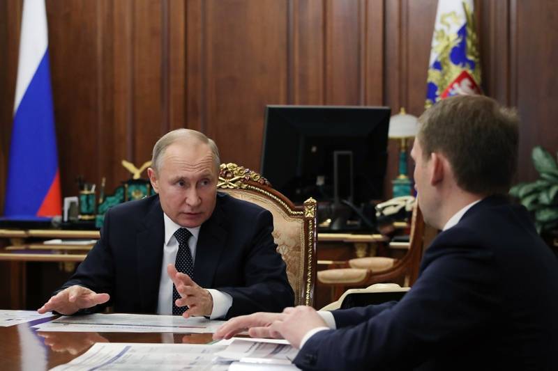 В Кремле объяснили рукопожатия Путина в условиях коронавируса
