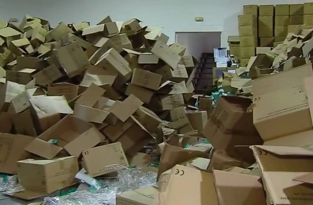 Последствия кражи двух миллионов масок и лекарств на складе в Испании сняли на видео