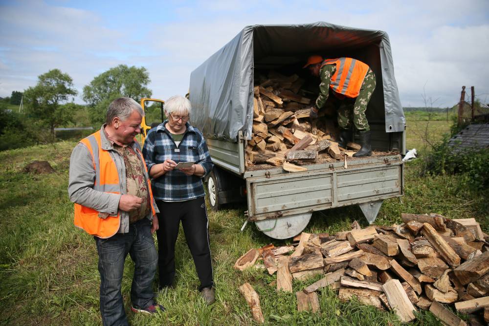 Уголь и дрова доставили на дачи пожилым москвичам