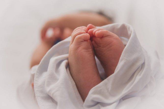 Больная коронавирусом мать умерла во время родов — но ее малыша удалось спасти