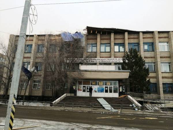 На Южном Урале ветер повредил крышу дома быта