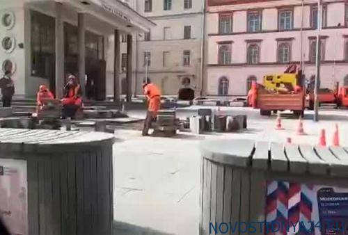 В центре Москвы начали менять плитку