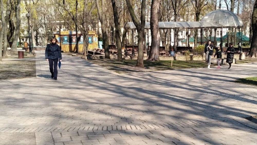 Первый день «паркового карантина» в Киеве, заплыв через Днепр и «скверные преступники»