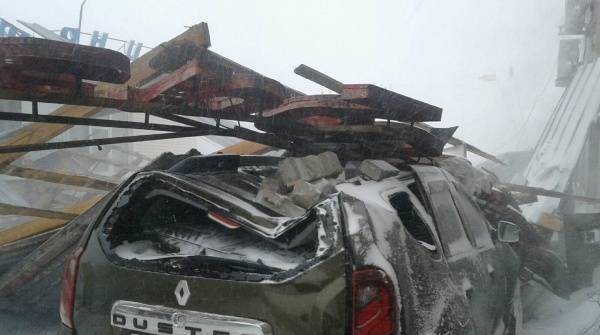 Искареженные авто, улетевшая крыша школы, упавшие остановки: последствия снежной бури в Кургане оказались ужасными
