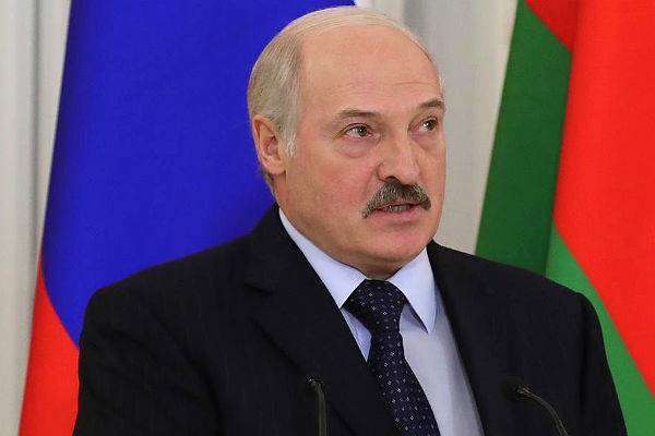 Лукашенко заявил, что готов лечить коронавирус лично