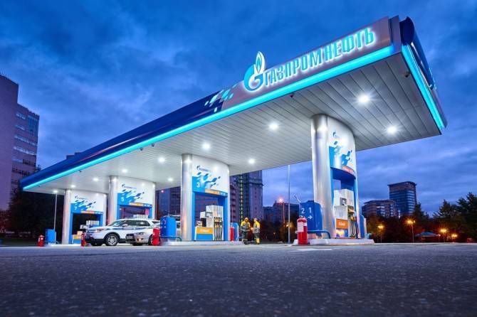 «Газпром нефть» безвозмездно обеспечит топливом медицинские и социальные службы в трех российских регионах