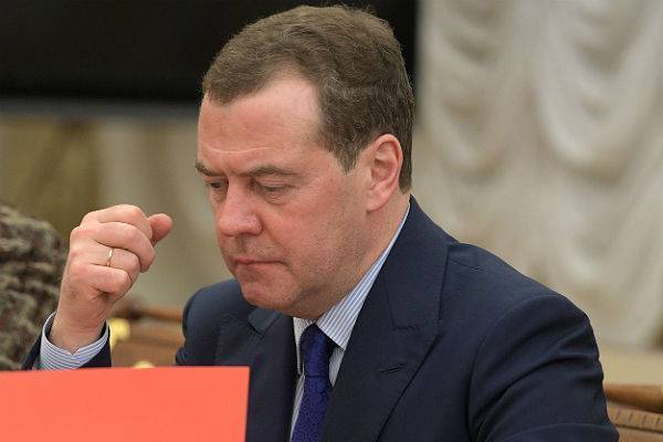 Медведев призвал в ситуации с COVID-19 готовиться к сложностям