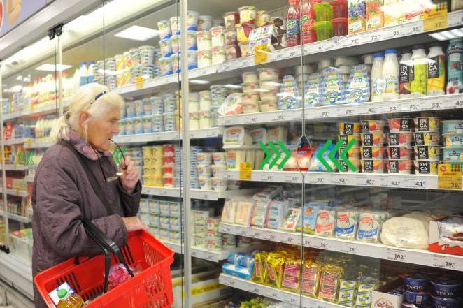 Жители России стали почти в два раза меньше тратиться на продукты