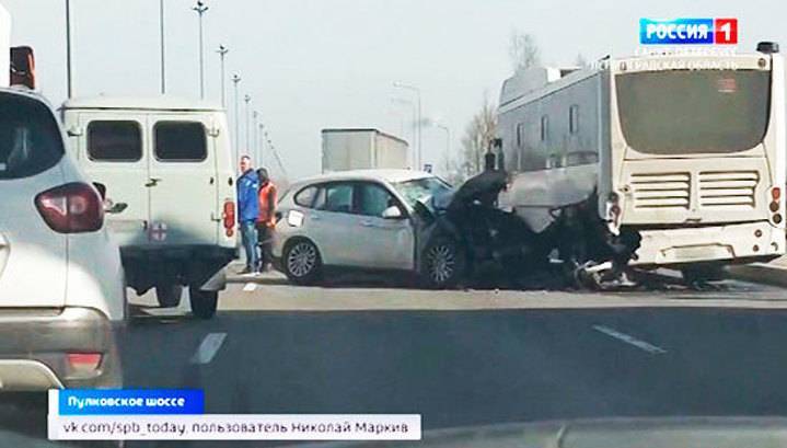 Виновника ДТП с автобусом на Пулковском шоссе увезли в больницу