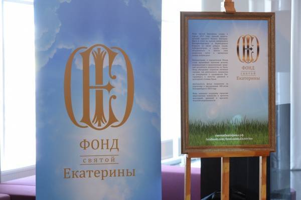 Фонд святой Екатерины передал партию медицинский масок в областной онкоцентр и Екатеринбургскую епархия