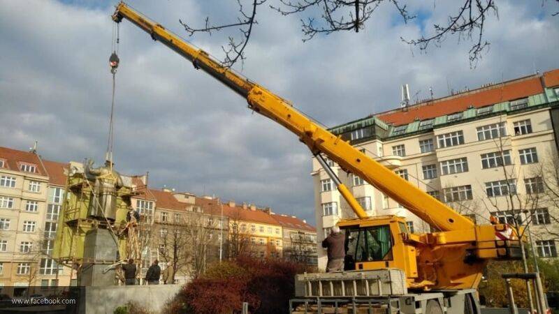 Философ Беспалова: демонтаж памятника Коневу в Праге оскверняет память о всех погибших