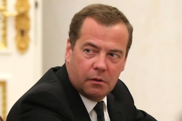Медведев призвал готовиться к любой ситуации с коронавирусом: Мы взрослые люди...