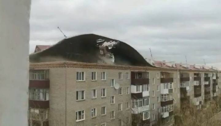 "Город летает": ветер сорвал крышу с пятиэтажки на севере Казахстана