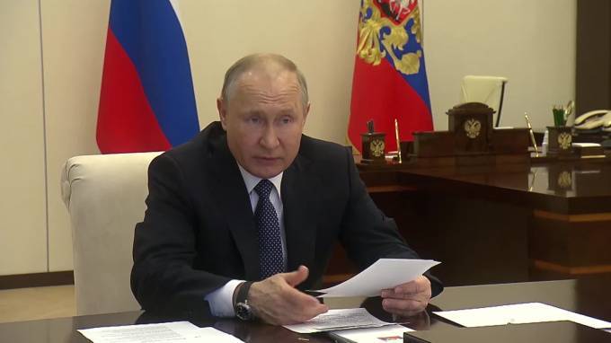 Вирусолог ответил Путину на вопрос о сокращении числа нерабочих дней