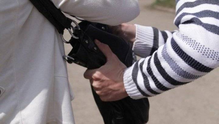Грабитель в медицинской маске напал на женщину в Челябинске