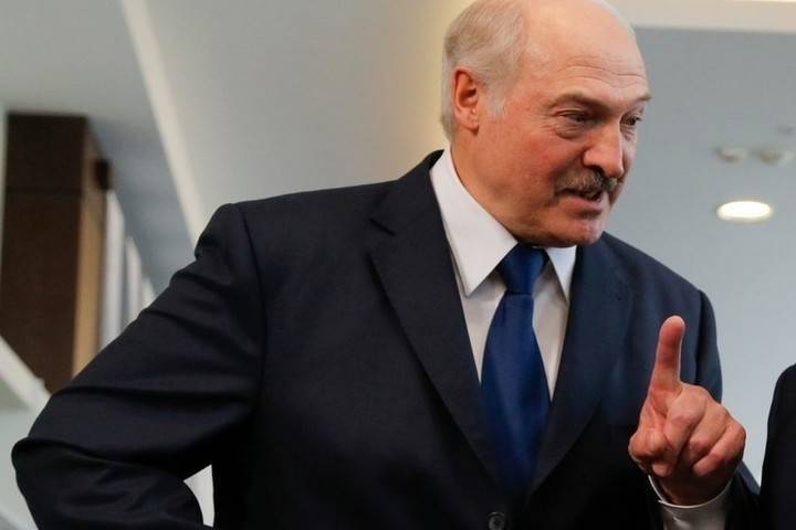 Лукашенко: коронавирус находит тех, кто вчера пил, сегодня курит