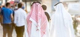 Саудовский король поручил из бюджета платить 60% зарплаты потерявшим доход из-за вируса