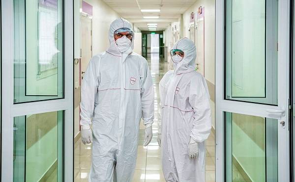 России не хватает защитных костюмов для врачей