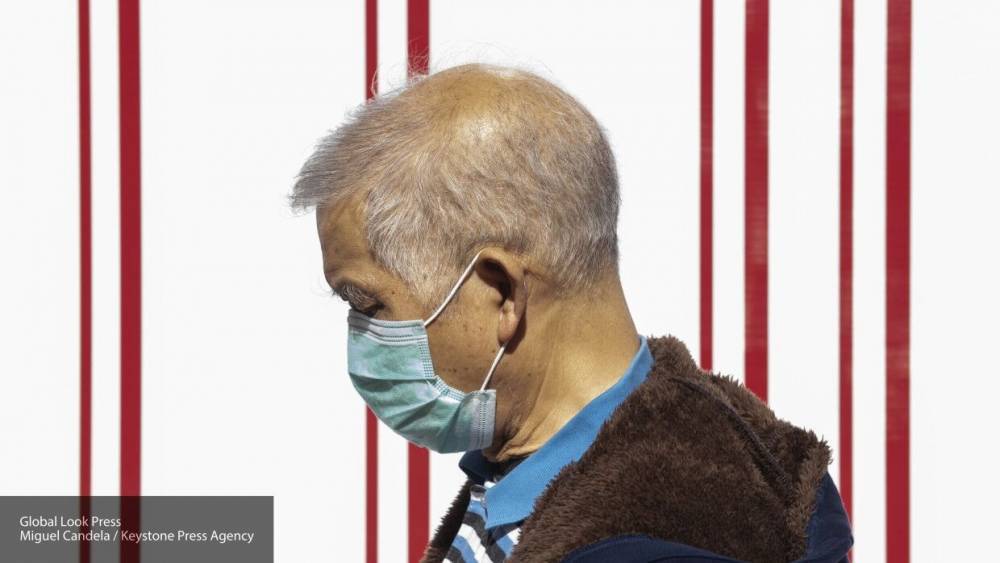 Медики Гонконга советуют защищаться от коронавируса не только масками