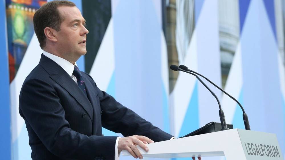 Медведев заявил, что миру нужны очищенные от санкций отношения