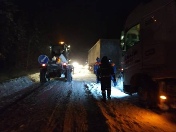 На федеральной трассе в Зауралье из-за снежного урагана почти 100 машин встали в пробку длиной два километра