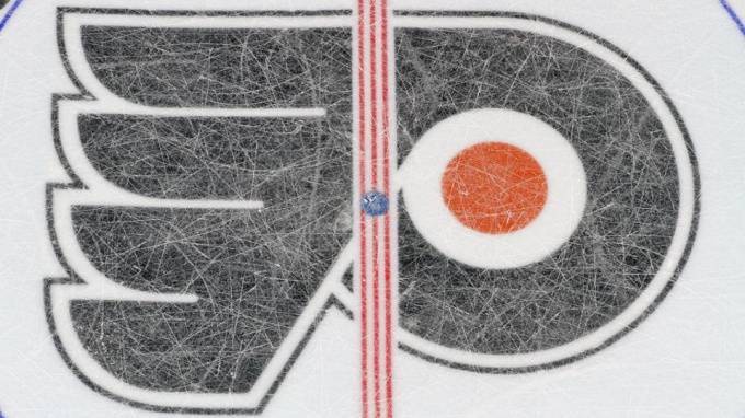 НХЛ может возобновить сезон в августе