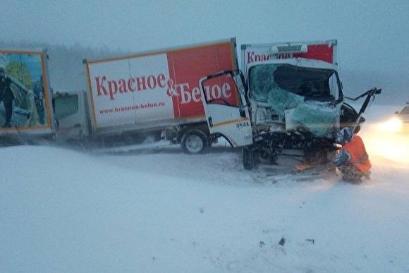 В Тюменской области столкнулись четыре грузовика сети «Красное и белое», есть пострадавшие