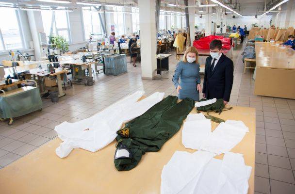 В России парашютные заводы начнут выпускать защитные маски и костюмы